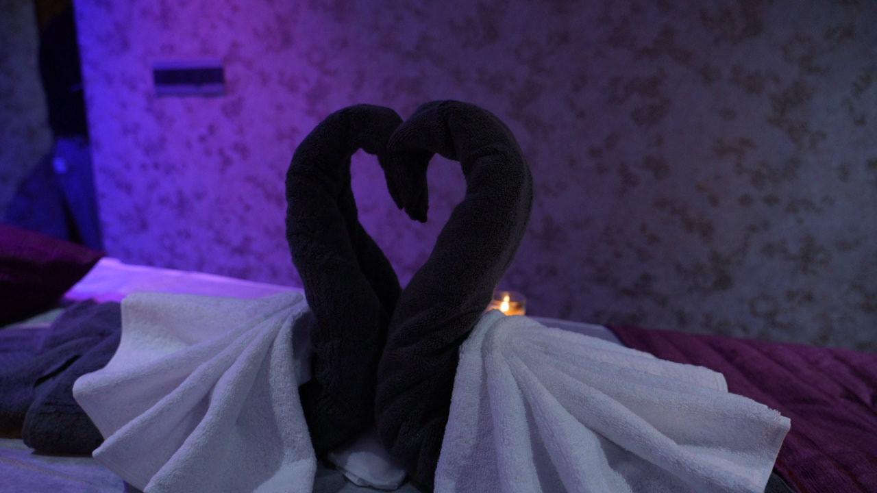 Heart-shaped towel decor on massage bed